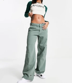 Cargobyxor Pull&Bear - Oanvända gröna cargobyxor i strl 36, OBS: färgen syns inte så bra i ljuset jag tagit bilden i🫶🏽 Lägre passform i midjan!