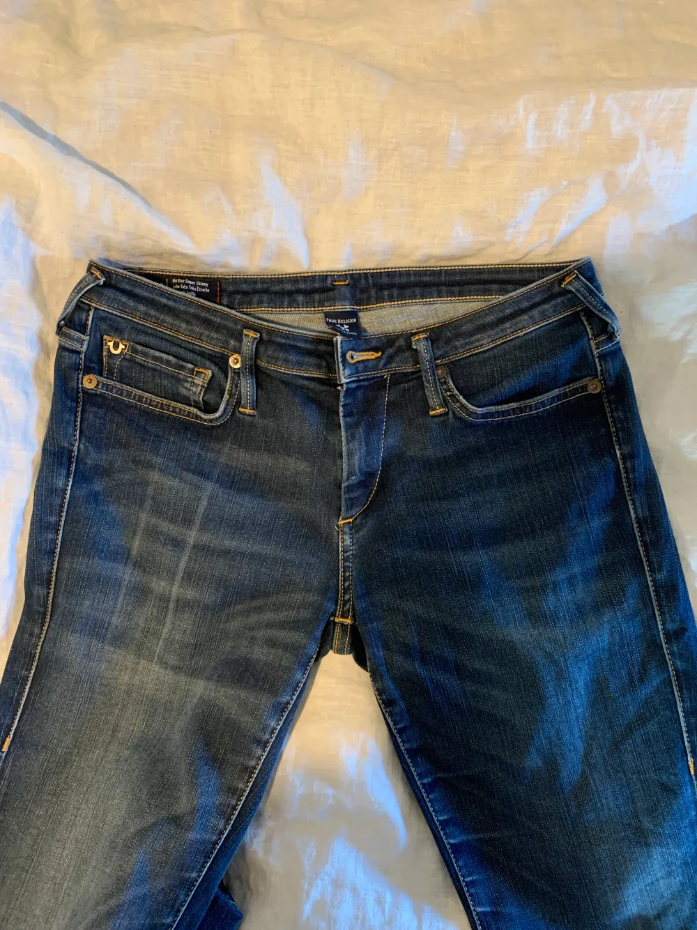Super fina lågmidjade true religon jeans i bra skick. Tyvärr för korta på mig därför säljs dem💗 . Jeans & Byxor.