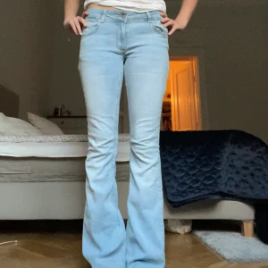 Ljusa nelly jeans!! - Skitsnygga ljusblåa lågmidjade byxor från Nelly! Bootcut och perfekt till våren  Storlek 38❤️ 250kr +frakt