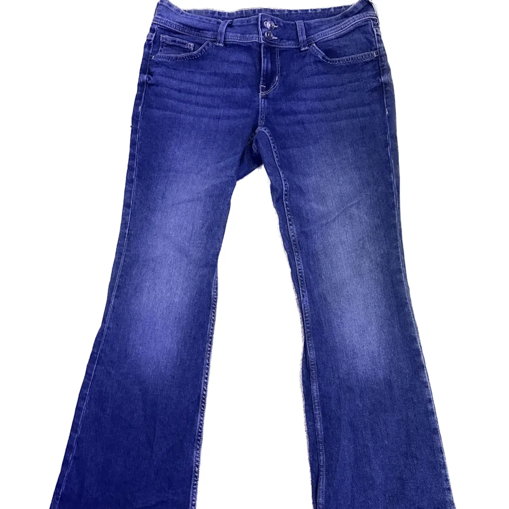 Jätte fint skicka low waisted flare jeans som är knappt snvänt. Jeans & Byxor.