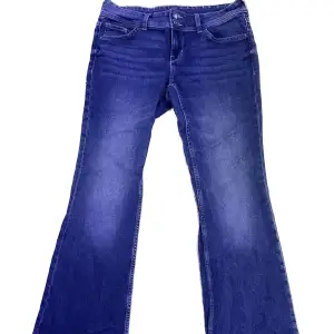 Jätte fint skicka low waisted flare jeans som är knappt snvänt