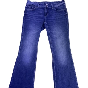 Jeans - Jätte fint skicka low waisted flare jeans som är knappt snvänt