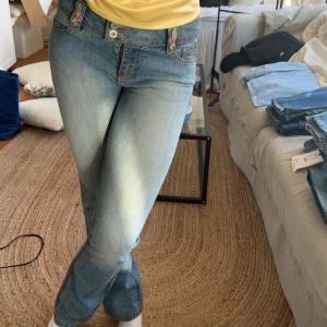 Lågmidjade jeans - Lågmidjade jeans med broderi på. Superfina! Vet ej vart de är köpta. 225+frakt! Pris kan diskuteras😊 jag är 172, går ner till mina fötter😊