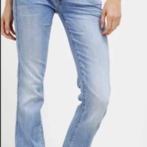 Säljer dessa supersnygga och populära G-Star lågmidjade bootcut jeansen. Säljer pga dem är för små! Nypris: 1300kr
