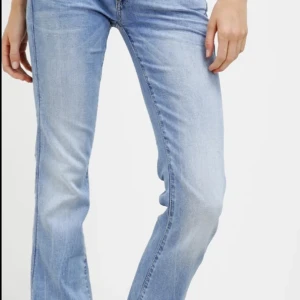 G-Star Jeans - Säljer dessa supersnygga och populära G-Star lågmidjade bootcut jeansen. Säljer pga dem är för små! Nypris: 1300kr