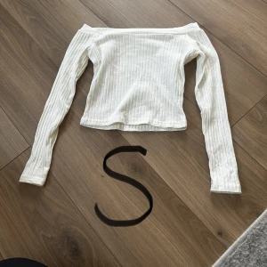 Vit och mörkröd magtröja  - En vit och en mörkröd magtröja 