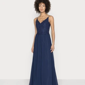 balklänning  - jätte fin balklänning i marinblå som jag endast har andvänd en gång!  original pris är 1600 slutsåld överallt!  köparen står för frakt 💙