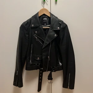 Skinnjacka - Skitcool skinnjacka från Zara. Storlek M men sitter som S. Väl använd men inga tecken på defekthet. 52cm lång. Normallängd i ärmarna. ”Stretch-bar” rygg