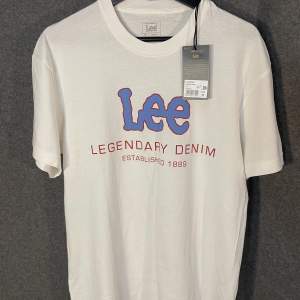 säljer denna helt nya t-shirten från Lee med lapparna kvar. storlek M, sitter relaxed så passar L också!