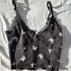 Linne - Ett kort linne med fjärilar på från H&M, storlek S. Knappt använd