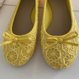 Ballerinaskor - SUPER söta helt oanvända gula broderade ballerina skor☀️
