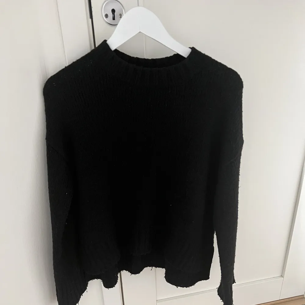 En jätte fin svart stickad tröja från Gina tricot i stolek S, väl andvänd men i bra skick! köparen står för frakten💓. Stickat.
