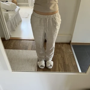 Beige linnebyxa - Beiga linnebyxor i storlek S, ifrån h&m home❣️jag är 164 cm lång och de är lite längre på mig 