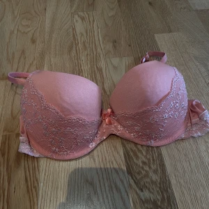 Bh - Använd men inte speciellt mycket, Lite nopprig i spetsen bara. Normal i storlek.