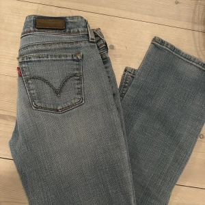 Vintage levis jeans straight - Asss snygga, jätte populära! Sitter skit snyggt low waist och är raka i modellen🌟wow! Jag är 165 å längden är perfekt. Bud är bindande