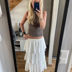 Långkjol - Säljer denna vita långkjol som är perfekt till vår och sommar