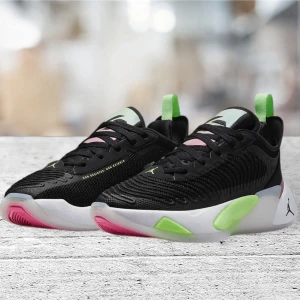 JORDAN BRAND BASKETBALL - Helt nya skor använt bara två gånger dom är jätte sköna och är storlek 39 jag köpte den för min mamma och hon tyckte inte om färgen men den är jätte skön att ha på sig 