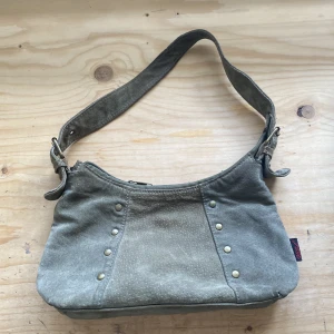 handväska  - Super fin grön mocka väska ! Ca 35cm rakt över 