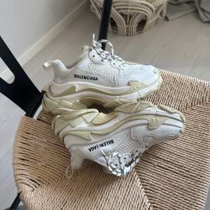 Äkta Balenciaga triple S i fint skick! Kan skicka bild på kvitto vid intresse! Kan mötas upp i Gävle/Olofström 🤍