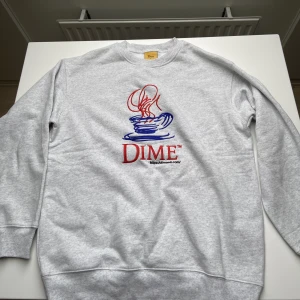 Dime sweatshirt  - Säljer en helt oanvänd tröja från märket Dime då den är lite för stor för mig. Den är helt ny och lappen sitter kvar. Storlek: S  Nypris på denna: 1200kr Mitt pris: 700kr Hör av er om ni har frågor eller vill ha fler bilder :)