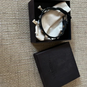 Valentino armband - Supersnygga valentino armband i fint skick. Det är mörkblått och passar till allt!