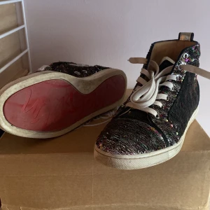 Christian Louboutin  - Säljer ett par jätte fina loubotins köpte ifrån mytheresa. Box, kvitto och dustbag tillkommer även. Storlek 37.5 men sitter ungefär 37. Retail 10000 mitt pris 3999
