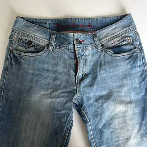 Jätte söta jeans i typ mid waist som är använda 2 gånger! Men Står ej storlek men skulle säga att de är S