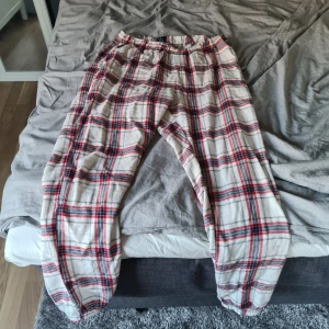 Pyjamas byxor i stl Medium - Rutiga pyjamasbyxor säljes i stl M