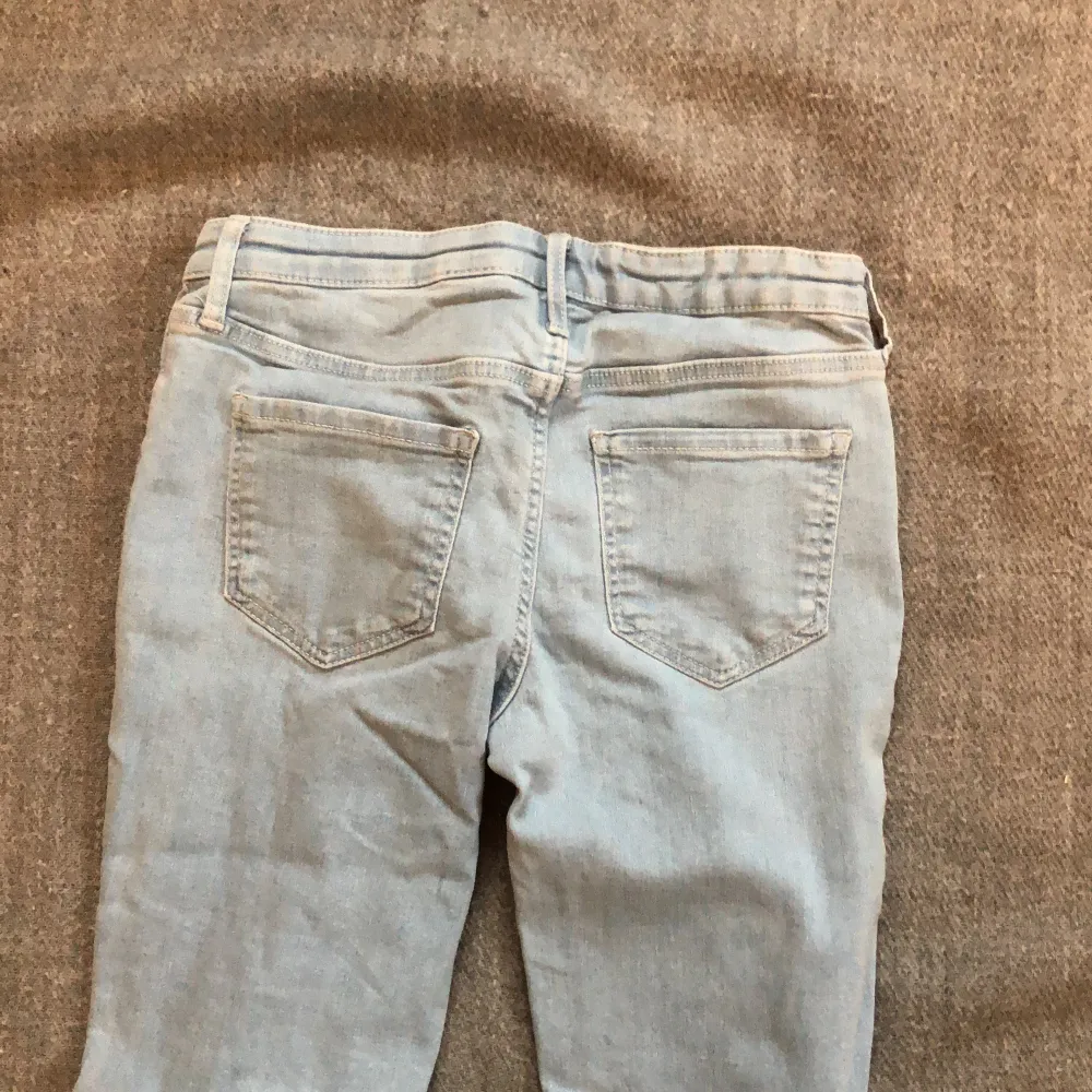 Ljusa skinny fit jeans från hm i stlk 146. Jeans & Byxor.
