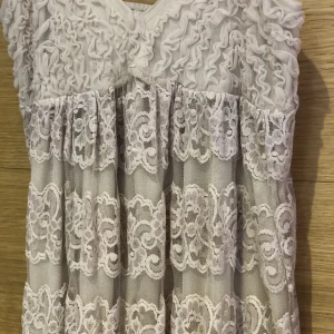 Klänning  - En jättefin klänning, perfekt ta en varm dag.