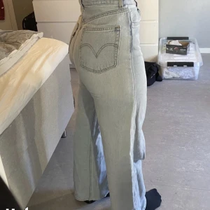 LEVIS  - Lånade bilder! Levis i modellen High Loose i jättefint skick 💞 Köpta för 1300 kr. 💗 skriv privat om bilder önskas där den sitter på mig. Står inte vilken längd men passar mig som är 167 men även någon cm nedåt och uppåt då de är pösiga 🌷