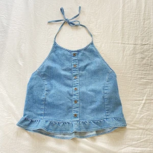 Jeans topp  - Säljer denna så fina jeanstoppen perfekt inför sommaren! Halterneck och ganska öppen i ryggen 😍 strl S märket är noisy may men köpt på Vero Moda 💞 Säljer för 150kr 💞