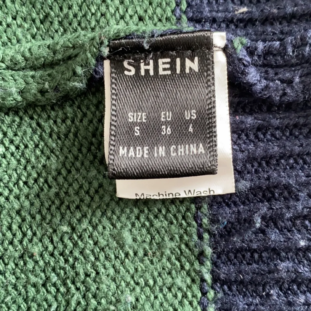 Jag säljer denna stickade randiga tröjan eftersom den tyvärr inte kommer till användning längre. Den är från shein men oerhört bra kvalitet!💕Skriv till mig om ni är intresserade!. Stickat.