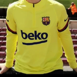 FC Barcelona Bortaställ  - Köpt för 1000kr direkt från hemmaarenan Camp Nou, storlek M, sparsam användning och väldigt bra skick. Säljer för 500kr!
