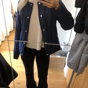 Vårjacka - Säljer nu denna as snygga vårjacka!! Den är i nyskick💓💓