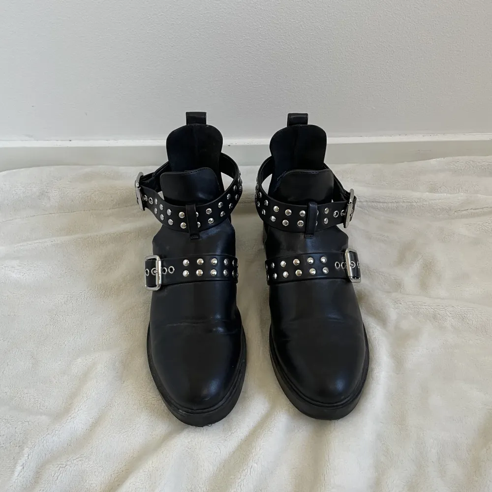 Svarta skor från H&M (frakt tillkommer).. Skor.