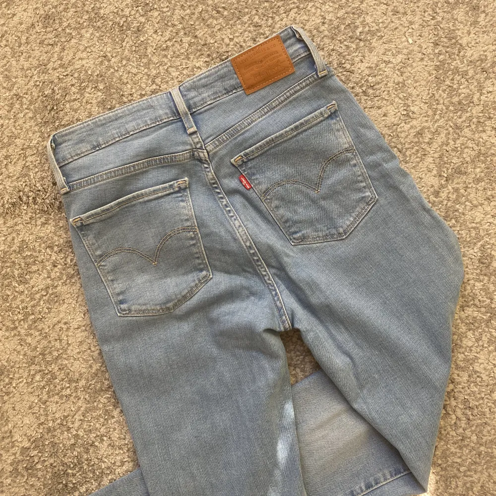 Jätte fina ljusblå bootcut jeans från Levis perfekt nu till vår/sommar! . Jeans & Byxor.