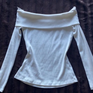 Ginatricot off shoulder top - Den är stretchig så skulle passa L också. Fin och skön till sommaren.