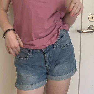 Jeansshorts - Jeansshorts jag knappt använt då de är för stora.  Perfekt till sommaren🌟 Skulle säga att de är större än 36. Pris går att diskutera!