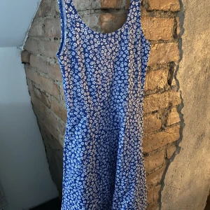 Sommarklänning  - Jättefin sommarklänning från H&M. Blå med vitt mönster