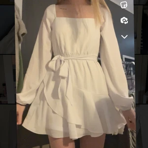 Klänning - Vit klänning som passar både till någon mottagning eller bara till vardags. Köpte till min student förra året men valde en annan.