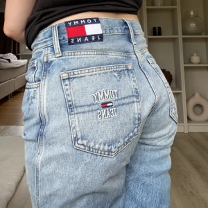 Tommy Jeans - Jätte fina jeans, helt oanvända bara testade. Säljer då dom inte passar mig i storleken. Ordinarie pris 1500kr. (EN LÅNAD BILD)