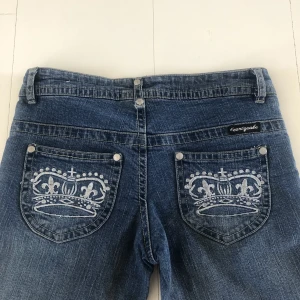Lågmidjade bootcut jeans - Ett par lågmidjade bootcut jeans från heart quake. Jeansen har tryck på bakfickorna. Storlek 158 (barnstorlek) men passar en xxs. Fint skick! Köparen står för frakten💖