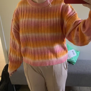 Stickad tröja  - Färgglad stickad tröja från h&m aldrig använd