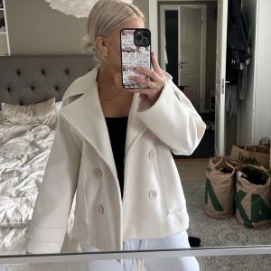 Beige kappa - Säljer denna fina kappa från design by si då jag inte har plats för mer kläder, helt oanvänd endast testad