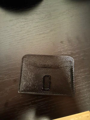 Marc Jacobs korthållare - Hej! Säljer nu min helt nya Marc Jacobs korthållare. Då de inte riktigt var som jag tänkt mig. Äkta 