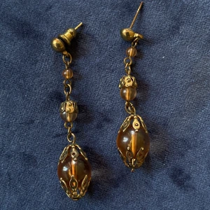 Örhängen  - Långa örhängen med rhinestones i samma färg som whisky 