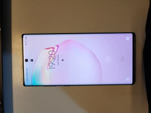 Samsung galaxy note 10+ - Jag säljer en samsung galaxy Note 10+, du får med 12st skal/mobilskydd. Den är 512GB. frakt 66kr inga repor eller märken.