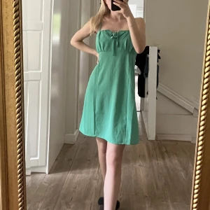 Sommarklänning - Säljer min fina gröna sommarklänning från only då den är för stor för mig! Endast använd en gång förra året så den är i bra skick! Skriv för fler bilder💕