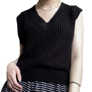 Ärmlös stickad topp - Är en XS men tycker den sitter mer som en S. Den har blivit lite lite knopprig efter tvätt, men det blir en lätt fix.